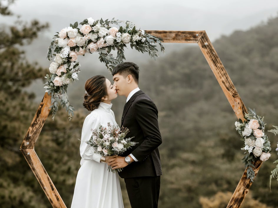 wedding photos first kiss